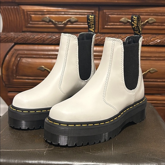 NEW Dr. Martens 2976 Platform Chelsea Boots - Picture 1 of 10